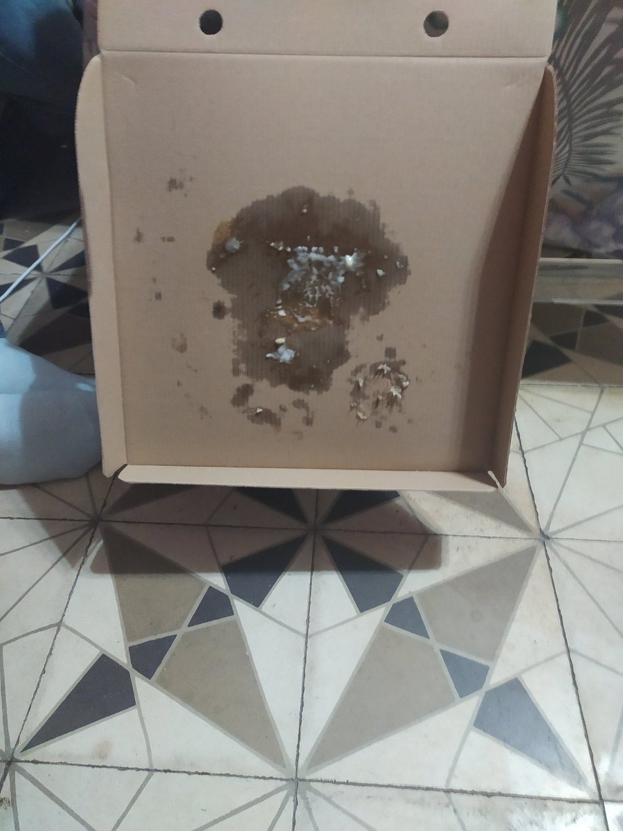 mispapisvenOT's tweet photo. @telepizza_es hace una hora que hemos hecho un pedido y nos ha llegado 25 minutos más tarde de lo que marcaba la aplicación, pero en que condiciones. https://t.co/I5wYkQ4TMo