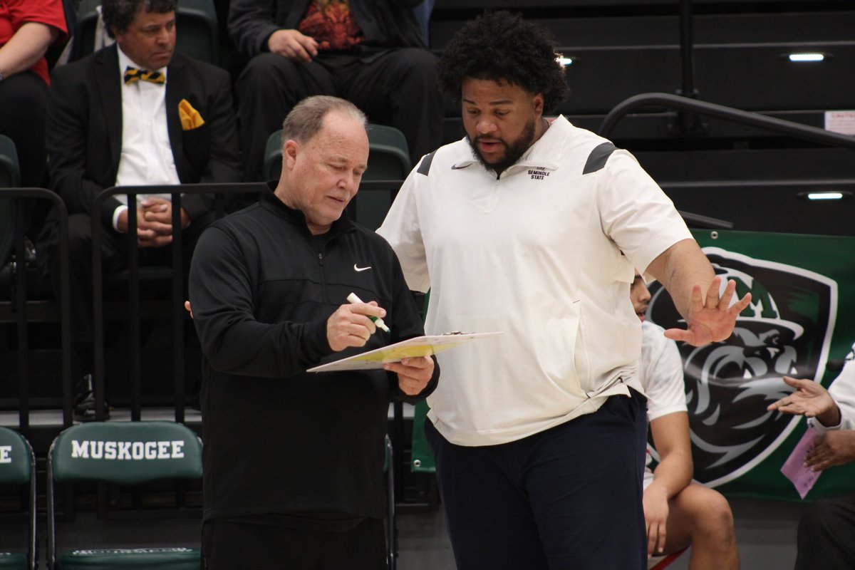 coach_cravens's tweet photo. Recruited me in 2014 and took a chance on me! First college coach I’ve ever played for! Only college coach I’ve ever worked with. 92 games together, 63 wins and 29 losses. 2023 Region 2 Champs, 1st National Tournament Appearance in 16 years!! SSC Tuley/Cravens Era! 🤞🏽🔴⚪️🔵🏀 https://t.co/udRHV48wyG