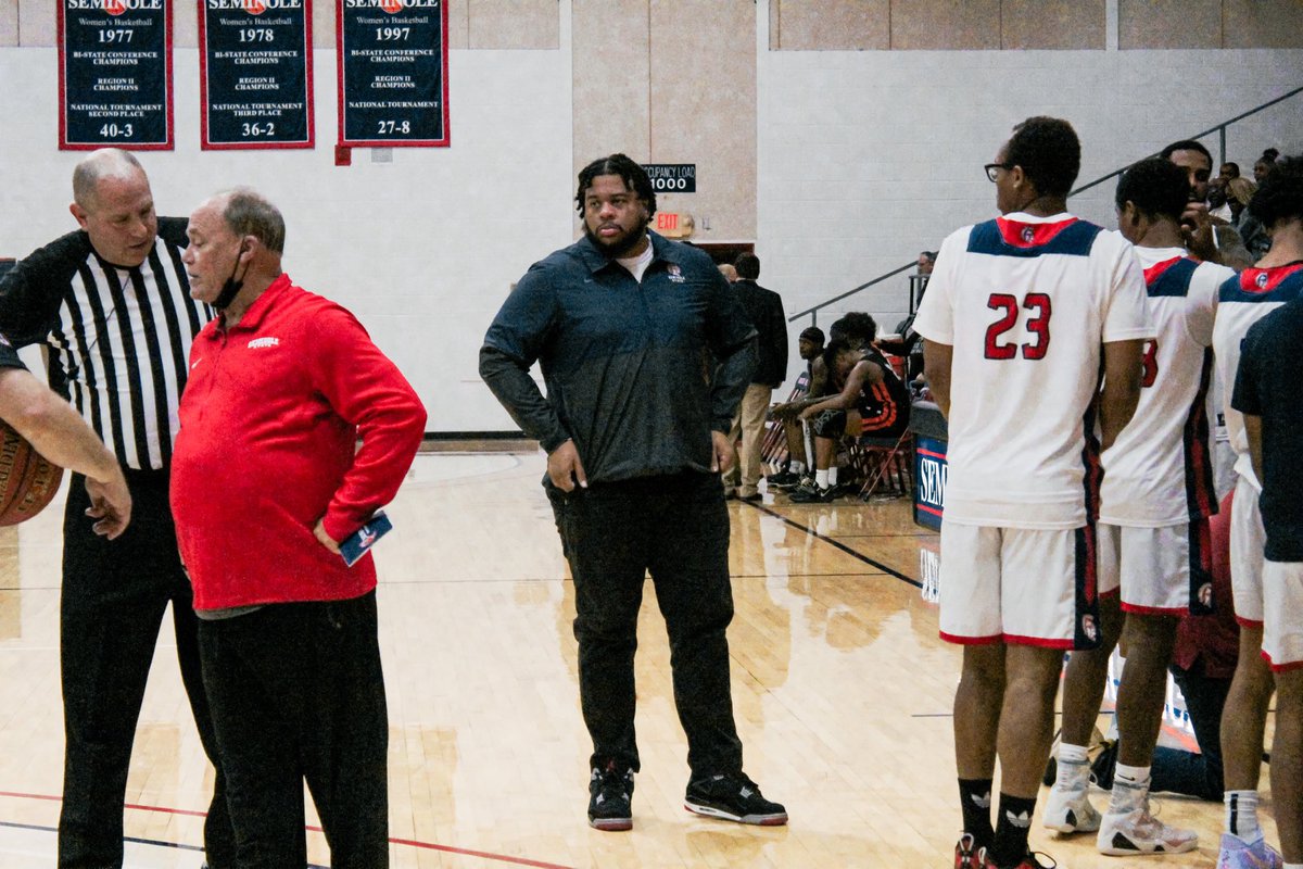 coach_cravens's tweet photo. Recruited me in 2014 and took a chance on me! First college coach I’ve ever played for! Only college coach I’ve ever worked with. 92 games together, 63 wins and 29 losses. 2023 Region 2 Champs, 1st National Tournament Appearance in 16 years!! SSC Tuley/Cravens Era! 🤞🏽🔴⚪️🔵🏀 https://t.co/udRHV48wyG