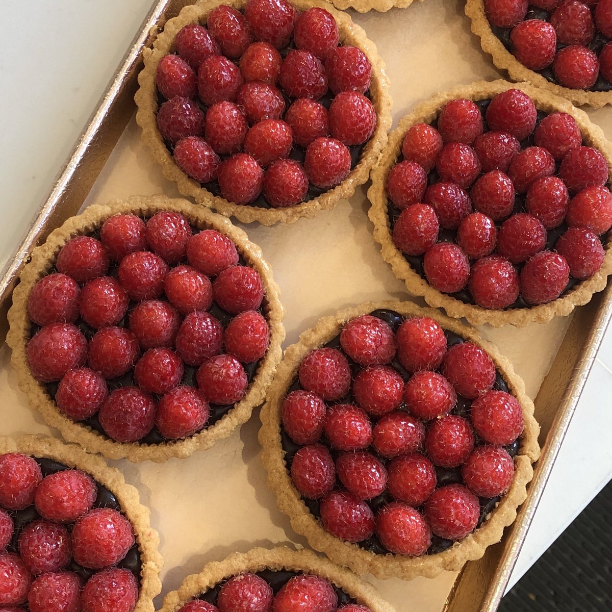We have a buffalo chicken sandwich on the menu and raspberry chocolate tarts in the pastry case—come on over! 

#CafeSelmarie #LincolnSquareChicago #BuffaloChicken #RaspberryChocolate #ChicagoFood