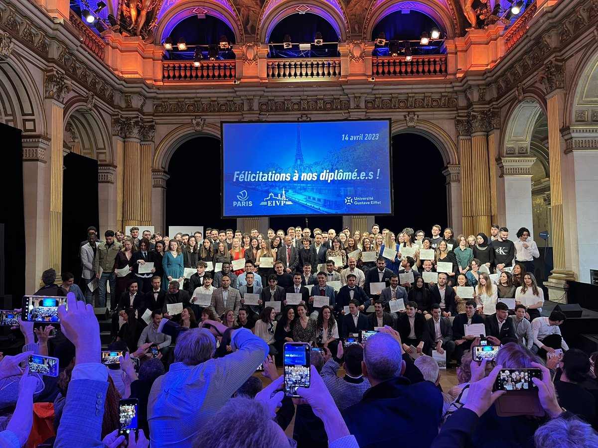MCLemardeley's tweet photo. Je me réjouis d’accueillir à l’Hôtel de Ville les diplômé⸱e⸱s des écoles d’ingénieur⸱e⸱s de la Ville de @Paris l’@ESPCI_Paris et l’@eivp_paris🎓
Félicitations pour ces belles années d’études en sciences et en génie urbain, nos meilleurs vœux pour la suite🎉🔬🏙️ https://t.co/4jlCiZlSHE