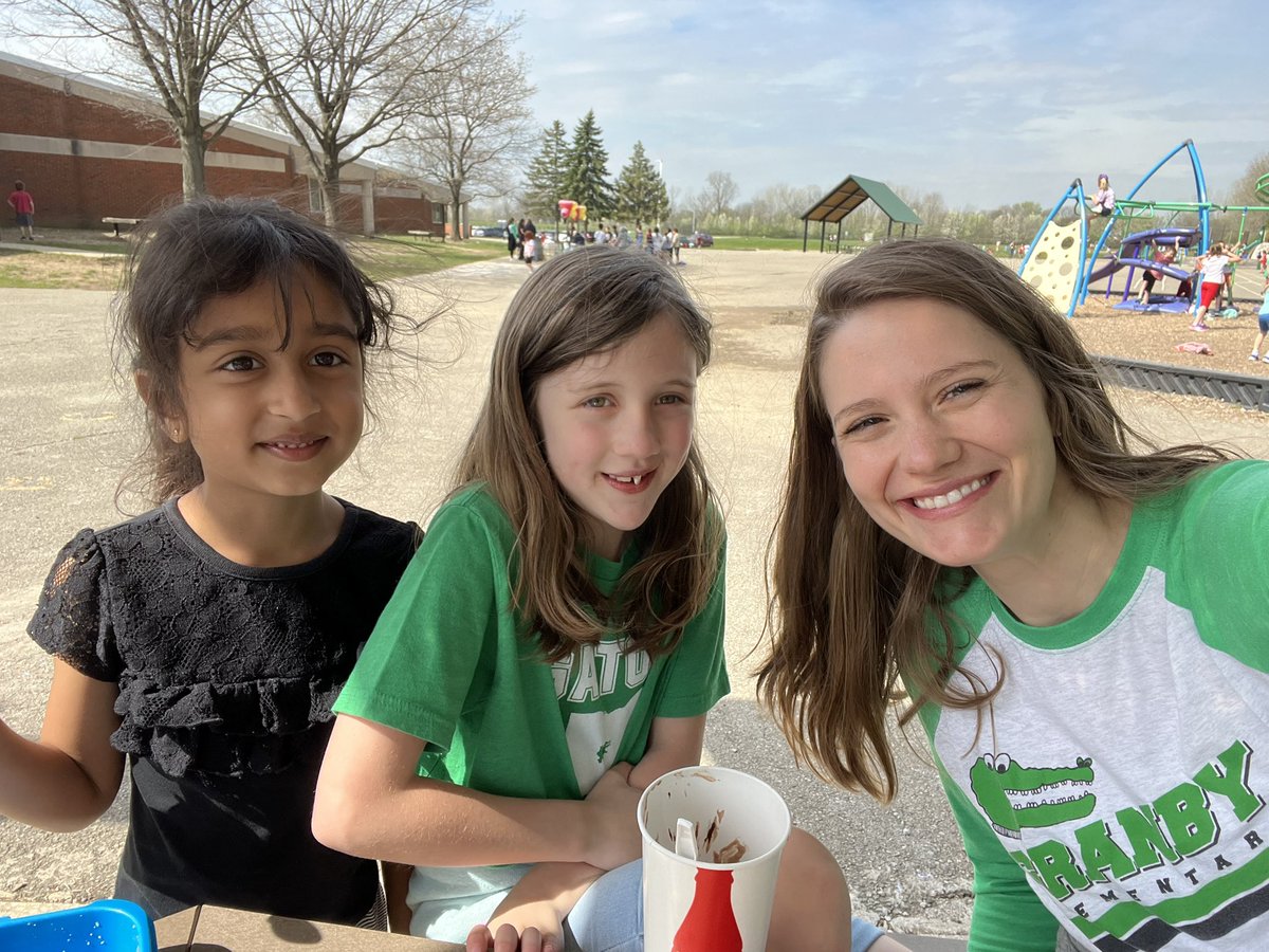 Great day to have an outdoor lunch and ice cream sundae with this gator game night raffle winner and friend 🍦 🐊 ☀️