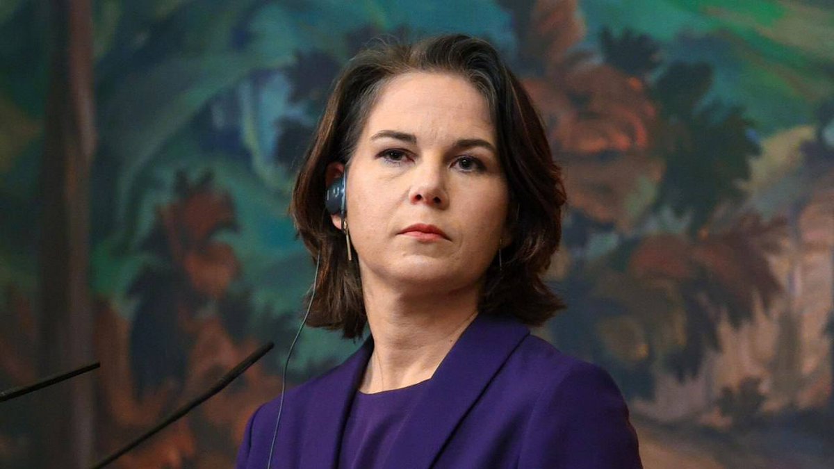 amir_nourdine's tweet photo. 🔴J'ai exhorté la Chine🇨🇳 à user de son influence sur la Russie🇷🇺 pour mettre fin à la guerre contre l'Ukraine🇺🇦.—🗣️ Annalena Baerbock, ministre allemande des Affaires étrangères.
🟢Pour cela, il fallait d'abord dire à ton gouvernement d'arrêter d'alimenter la guerre.🤫! #taitoi https://t.co/C3mjqcJycz