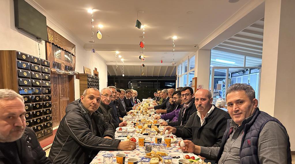 avfatihkayaAK's tweet photo. Sahrayıceditli hemşehrilerimizle sahur sofrasında buluştuk. 

Kardeşliğimizi, birliğimizi güçlendiren ramazan ayında kıymetli komşularımızla bir arada olmaya devam edeceğiz. 

📍Buhur Baba Cami https://t.co/I1SpTY6ppL