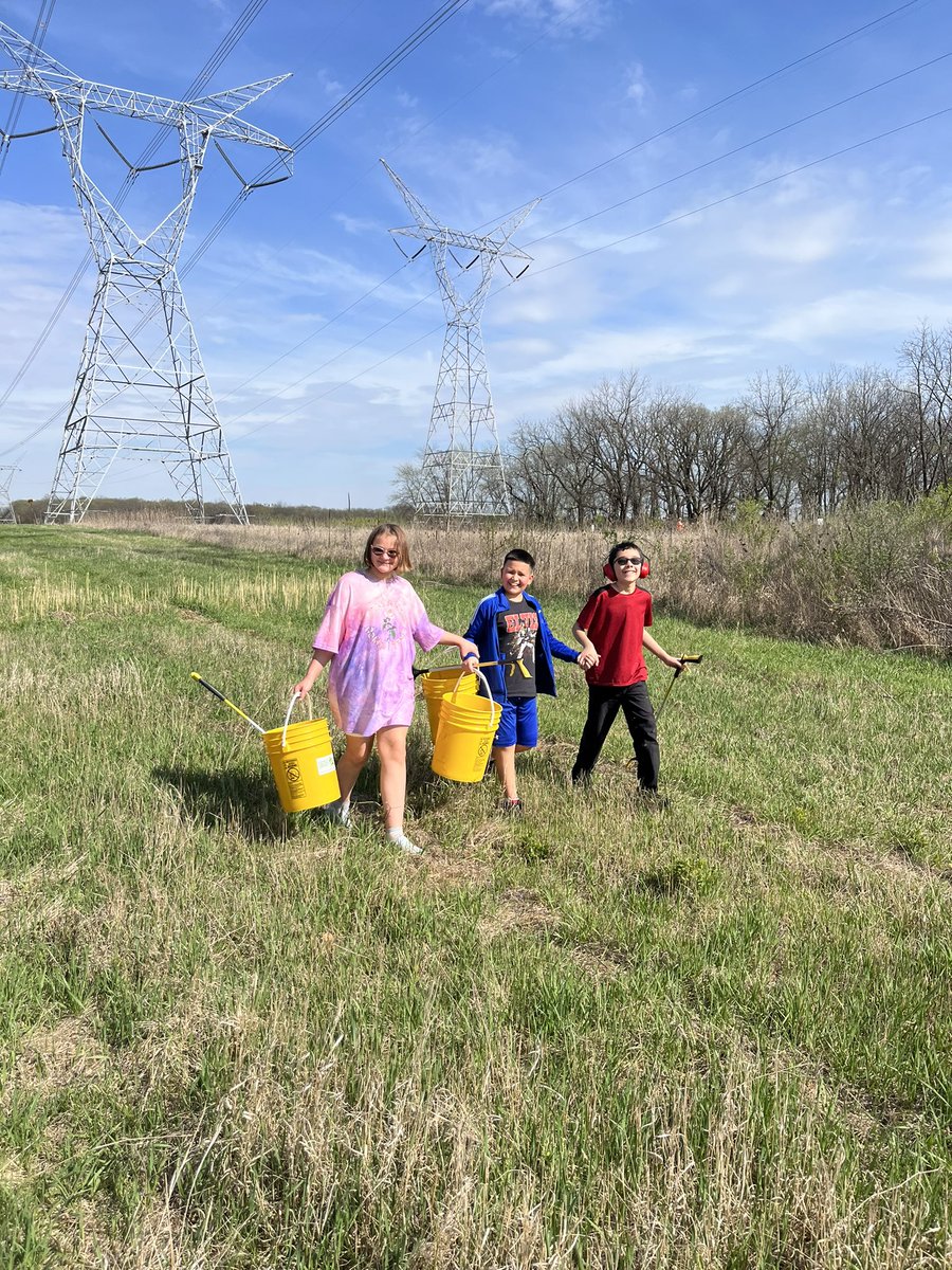 KendraLang4d's tweet photo. Couldn’t have asked for better weather for our friends in action field trip to help clean up the shoreline! #ChannahonPride @TRSChannahon https://t.co/ih7KEBab9u