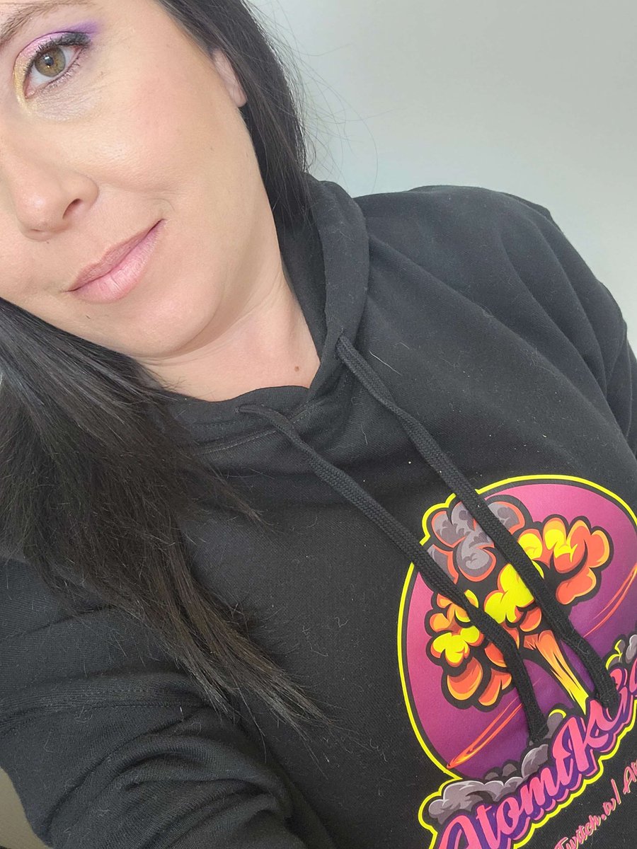 AwesmumTTV's tweet photo. Got My @AtomikGamezTTV Crop hoodie today. OMFG I love it https://t.co/EtJbIjE7SP #TwitchStreamers #Twitch #supportacreator #gamergirl #gamer #merchstore https://t.co/Hrz6oZcXDk