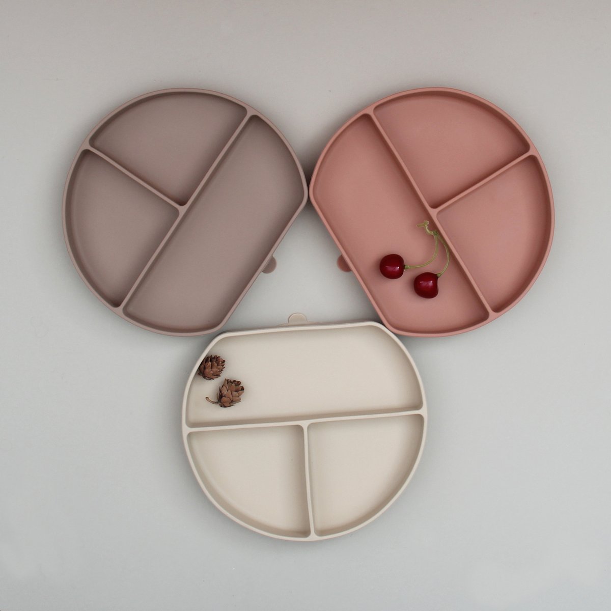 Hajintongstore's tweet image. Tired of suction plates that don’t actually stick? Let our simple style round shape silicone suction plates solve your problem of little ones throwing their plate! 
🥰🥰🥰
#babywoodenplate #babyplateset #roundplate #cuteplate #suctionplate