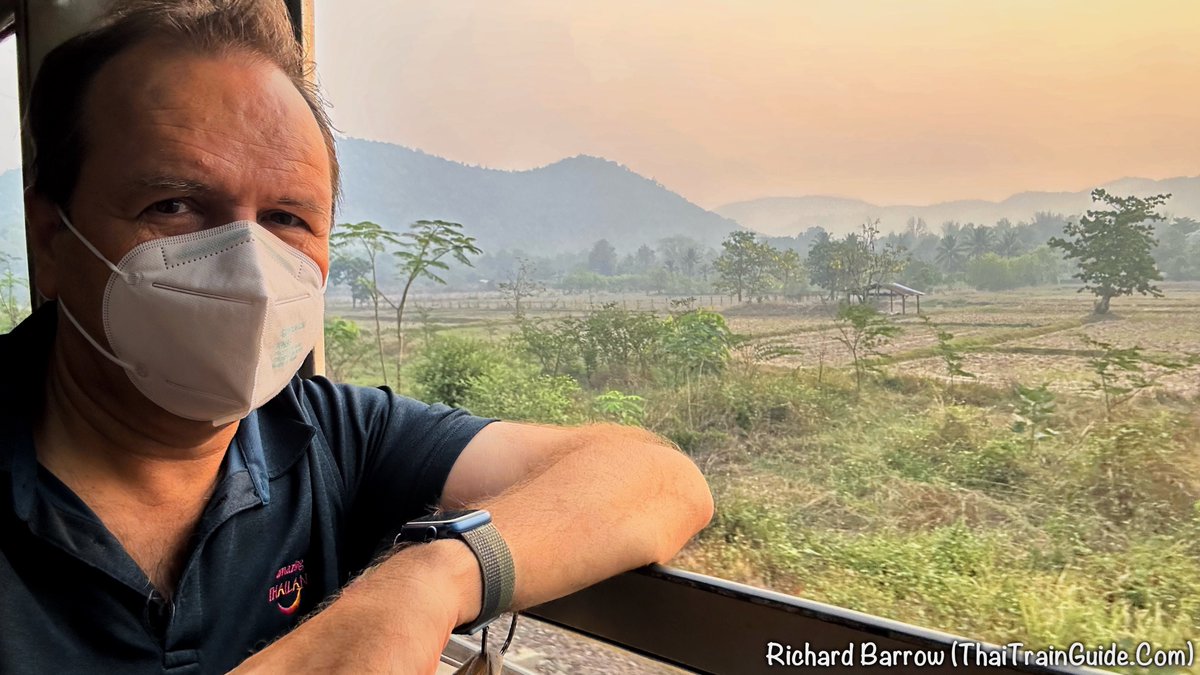 RichardBarrow's tweet photo. Good morning from Northern #Thailand. To say it is a little smoggy is an understatement. An N95 smog mask is essential. Goggles might be useful too as the fine dust stings my eyes if I lean out of the window. The beautiful sunrise is courtesy of the smog.

#ฝุ่นPM #ฝุ่นภาคเหนือ https://t.co/lhQIlL7RRV