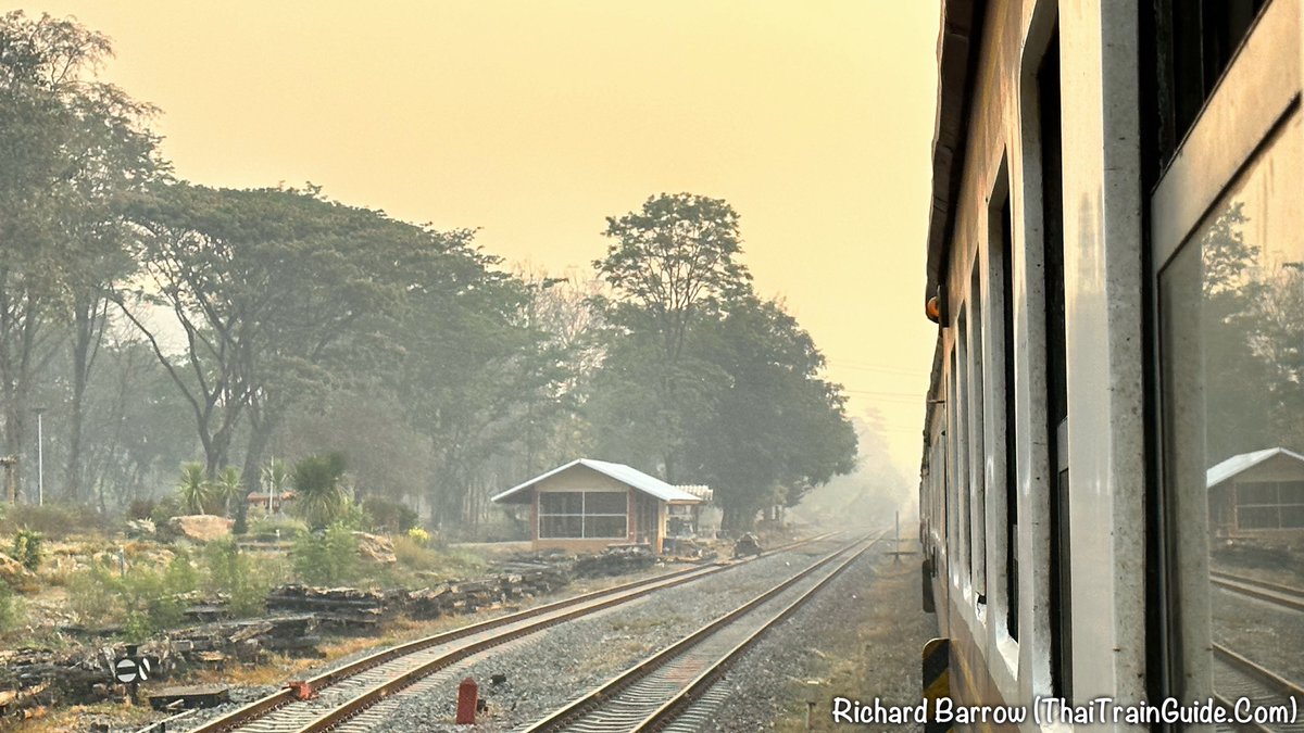 RichardBarrow's tweet photo. Good morning from Northern #Thailand. To say it is a little smoggy is an understatement. An N95 smog mask is essential. Goggles might be useful too as the fine dust stings my eyes if I lean out of the window. The beautiful sunrise is courtesy of the smog.

#ฝุ่นPM #ฝุ่นภาคเหนือ https://t.co/lhQIlL7RRV