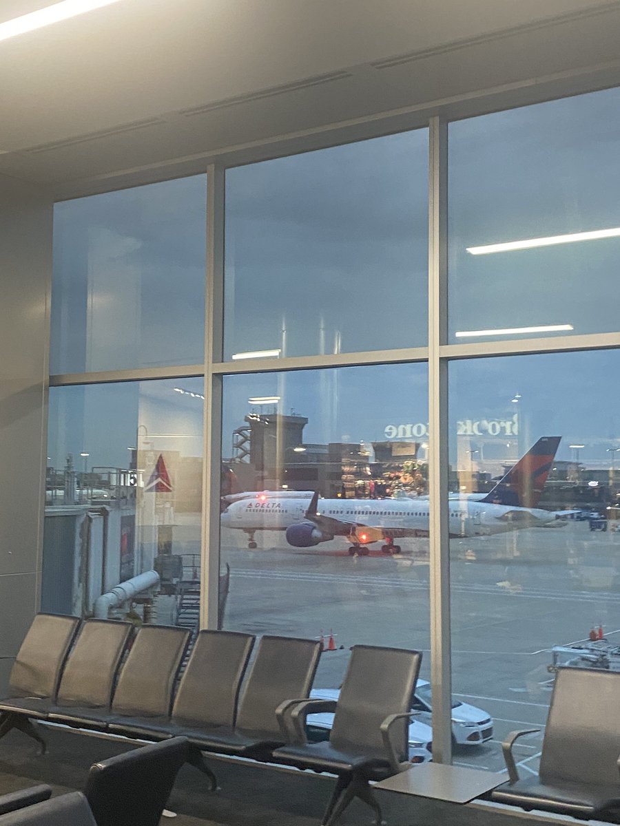 SutherlandPhD's tweet image. Bummer of a trip home after #USASP2023 - went to the airport 4 hrs early hoping for an earlier standby flight home. Both no. My actual flight delayed 1 hr, missed my cnxn in ATL by mere minutes after *running* across the airport. 😭 😭 Shoulda stayed for the Duke Gardens!