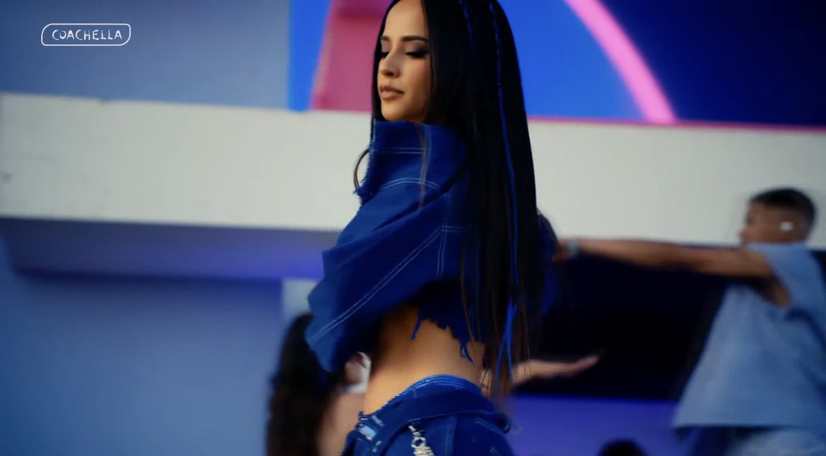 jjkuchis's tweet photo. becky g is absolutely stunning in this blue outfit. reminds me of a bratz doll https://t.co/eKP9HUzUCb