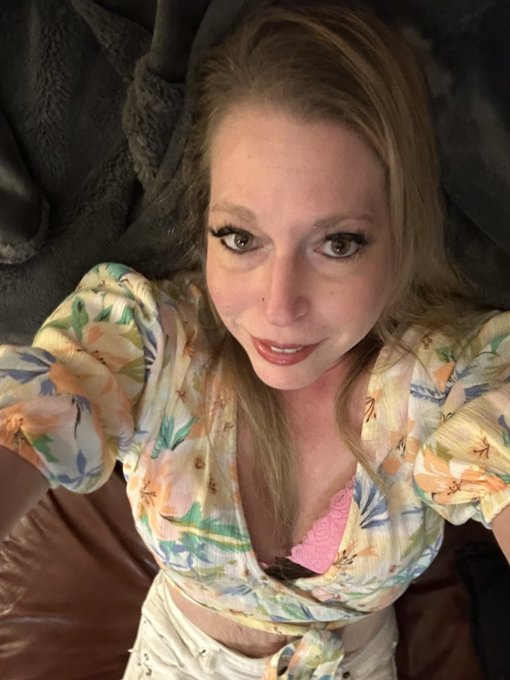 When hubby says get dressed but not sure where yet?xoxo mwah 💋 https://t.co/zfl83ocTBp