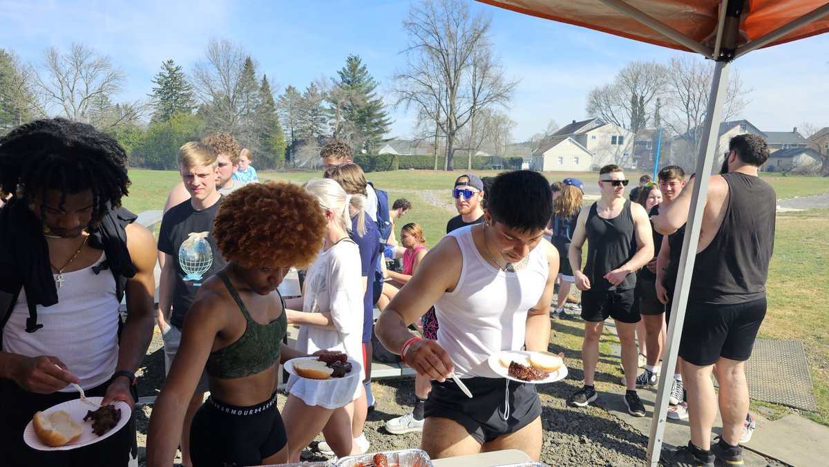 ThrowsCoachJim's tweet photo. 90° in April?
.
#UTICAthrows
#webergrills
#teambonding https://t.co/KjUQqPJJfc