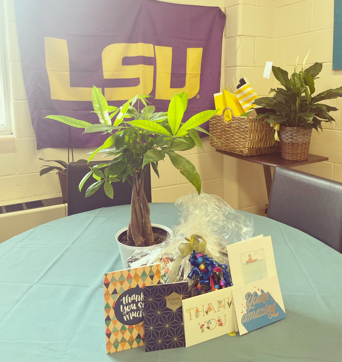 teach2dfuture's tweet image. Wrapping up this week with gratitude! Thank you to Dr. Taylor &amp;amp; the High Point HS teachers for showing love, support &amp;amp; appreciation for everything we do daily. Personally, from the bottom of my heart- A HUGE THANK YOU! 
#AssistantPrincipalAppreciationWeek @pgcps #apweek23 💛💙🦅