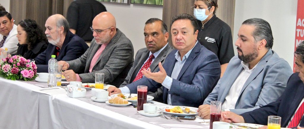 JQuintanaGomez's tweet photo. Asistí como Comisión Desarrollo #Urbano @CoparmexPuebla a la Sesión de la Comisión de #Salud en @christusmx con @josearturouga donde platicamos con Secretario @felipevg_22 @SGyDU_Puebla @PueblaAyto de la nueva forma de hacer trámites en la #VentanillaDigital #MejoraRegulatoria https://t.co/tjlrlDXH8f