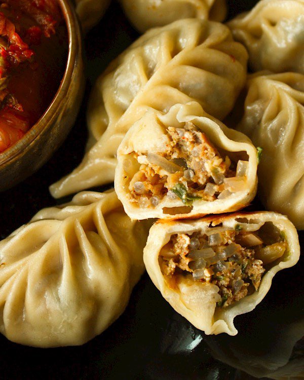 senjatanuklir's tweet photo. A thread of Chinese dumplings. #reistrivia

Biasa disebut ‘pangsit’, pangsit ini berasal dari bahasa Hokkien 扁食, artinya sama seperti wonton, cuma lebih sering dipakai di penutur Hokkien aja istilahnya. https://t.co/rByvtaBEKC