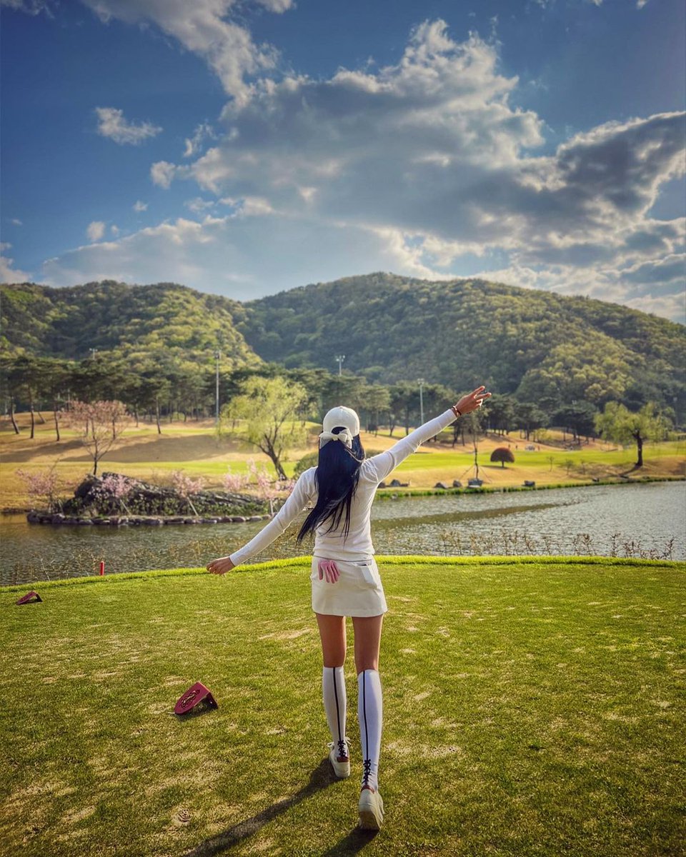 KristianWhitne2's tweet photo. The Joy of Living#wowow #smile #smile #ping #golf #womensgolf #beams #hinakoshibuno #hinako_shibuno #cool #cute #pinacooon #adidas #adidas https://t.co/Q2xzO4P155