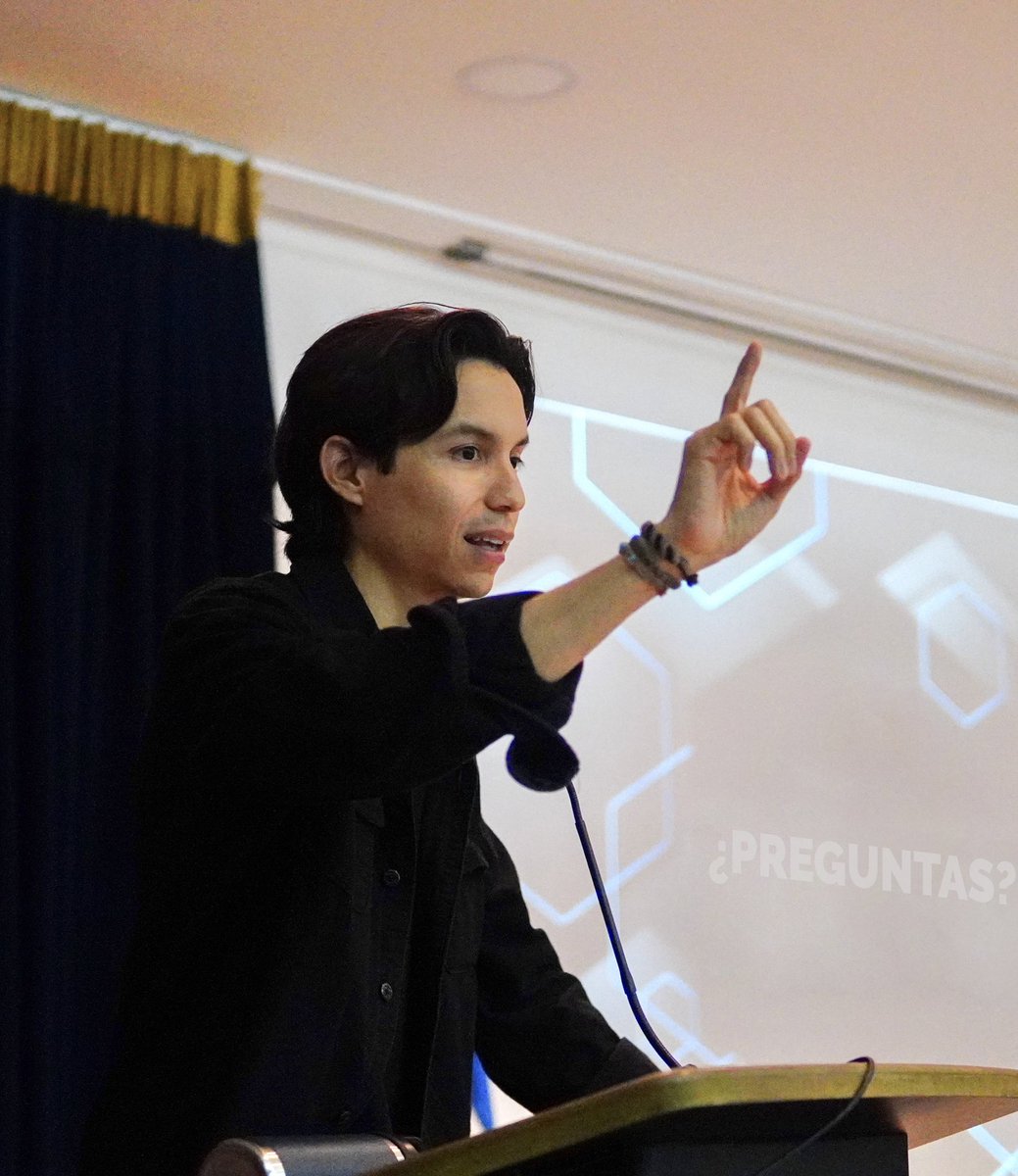 rodrigoayalasv's tweet photo. Anoche tuve el honor de compartir junto a estudiantes de la Facultad de Ciencias Empresariales y Económicas de la @ueesoficial. 

¡La juventud salvadoreña es un orgullo! 🇸🇻 https://t.co/DZL0mjPEAA