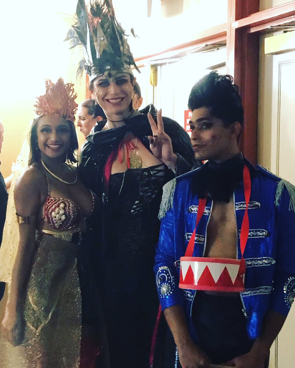 uvcreates's tweet image. Models backstage being all nice &amp;amp; supportive &amp;amp; fabulous 💜
📸 by me. 
Costumes also by me.
@OzKinkFestAu Fashion Parade Sydney Edition
