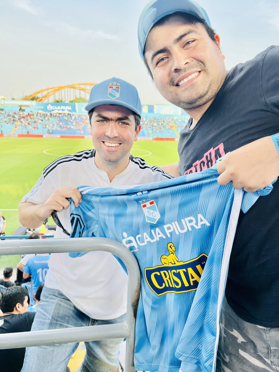BillyAlessh's tweet photo. Con el gran @cejamorales!!! Un gusto saludarte! No fue el resultado esperado, pero siempre es lindo ir al Gallardo y encontrarse con la gente celeste!!! Fuerza @ClubSCristal!!! 💪🏻🎽⚽️ https://t.co/NGBy7qSJrh