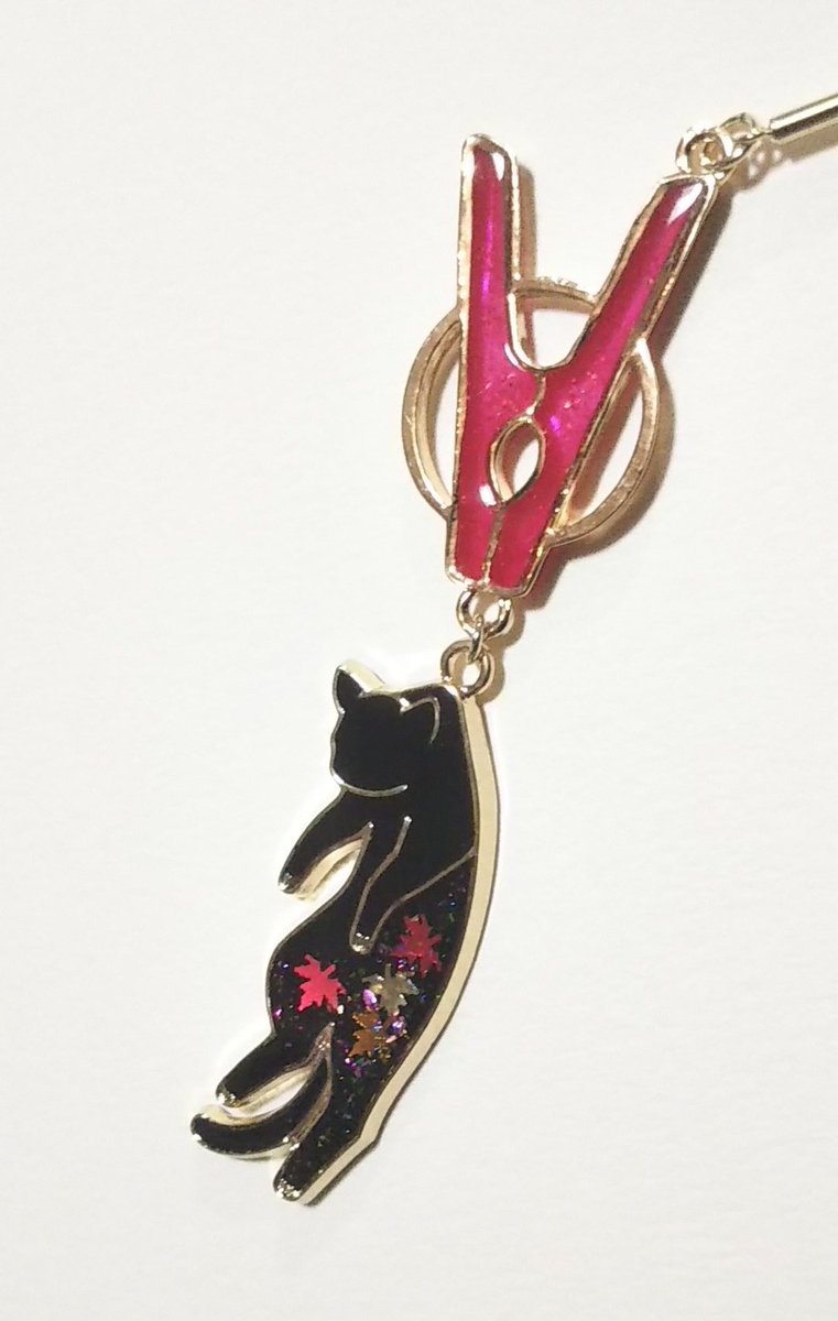 warudaku_mizuki's tweet photo. 【洗濯にゃんこ簪】
新作・黒猫に紅葉ラメ
季節はずれ？と思いつつ、作れる時に作っておこうで製作。使いたいタイミングで買えるとも限らないしね。
桜ラメもいいけど、紅葉もいい！（自画自賛）
ハチワレ（ちょびひげ）と一緒に撮影。

5/3-4 #arteVarie
5/20-21 #デザフェス57 
#ななしお品書き
#簪 https://t.co/5QI4jUqtXk