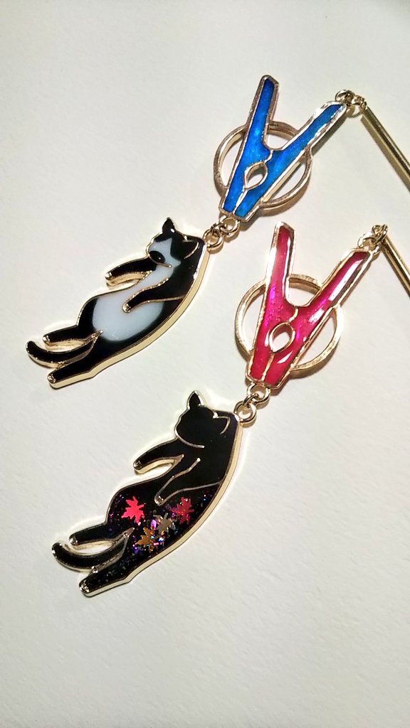 warudaku_mizuki's tweet photo. 【洗濯にゃんこ簪】
新作・黒猫に紅葉ラメ
季節はずれ？と思いつつ、作れる時に作っておこうで製作。使いたいタイミングで買えるとも限らないしね。
桜ラメもいいけど、紅葉もいい！（自画自賛）
ハチワレ（ちょびひげ）と一緒に撮影。

5/3-4 #arteVarie
5/20-21 #デザフェス57 
#ななしお品書き
#簪 https://t.co/5QI4jUqtXk