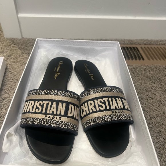 camilaperezmusi's tweet photo. 6) estas chanclas pendejas de Dior que cuestan más de $700 https://t.co/YF0S9nQaKA