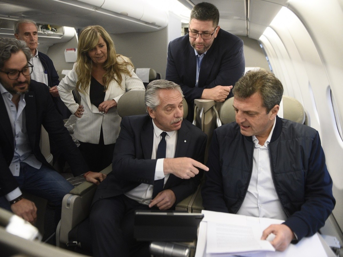 JuanPabloEArias's tweet photo. Miembro de @RoyalFamily viajando como cualquier #CiudadanoComún. @alferdez viajando en avión vacío. Cómo un #jeque. Y @gabicerru se 😠 ante la pregunta de despilfarro de @JuamPaPeralta .. nótese que siempre viaja la vocera . En calidad de 🤷‍♂️ https://t.co/kN8gYv8dxz