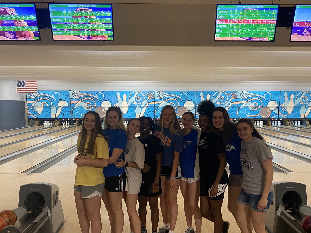 Traded in the 🏀 shoes to rent some 🎳 shoes for a night…

Who do you think had highest scores of the night?? 👀

#Family #TrueBlueBU ⚪️🔵