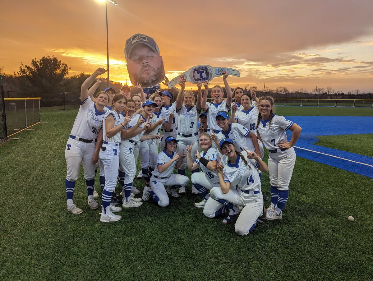 HillersSoftball's tweet photo. 2 games
+2 wins
---------
4 MVPs and a beautiful sunset!!
@taylordunn07 (1 hitter)
@suhoski (3-4, single, double, HR)
@EmilyHasson9 (HR)
@aaliyah johnson (Single, winning run)

#itsagreatdaytobeahiller https://t.co/p22wDVEEp7