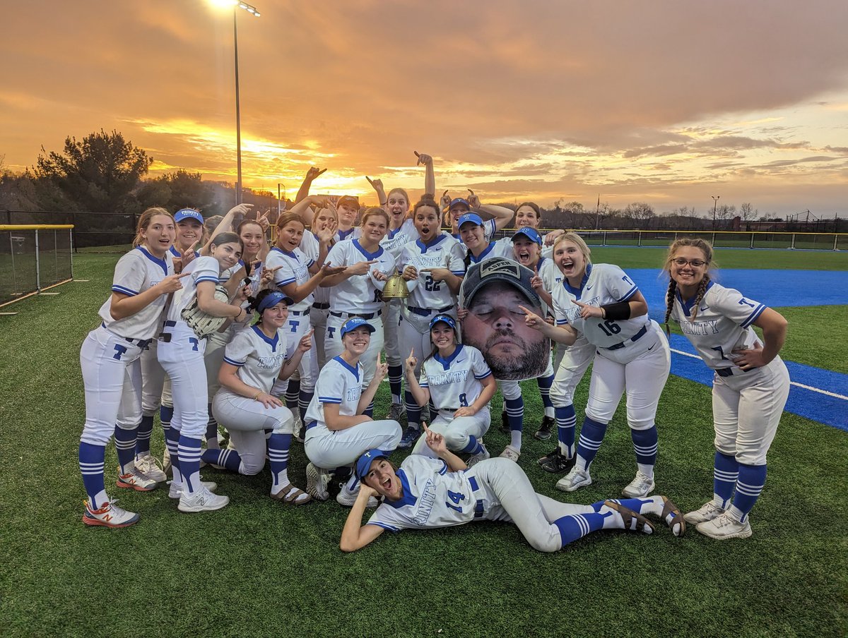 HillersSoftball's tweet photo. 2 games
+2 wins
---------
4 MVPs and a beautiful sunset!!
@taylordunn07 (1 hitter)
@suhoski (3-4, single, double, HR)
@EmilyHasson9 (HR)
@aaliyah johnson (Single, winning run)

#itsagreatdaytobeahiller https://t.co/p22wDVEEp7
