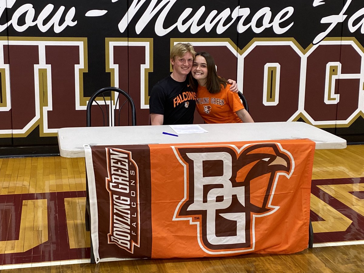 Celebratory signing day with family and friends🧡🤎 Excited for what’s to come! @BG_XCTrack