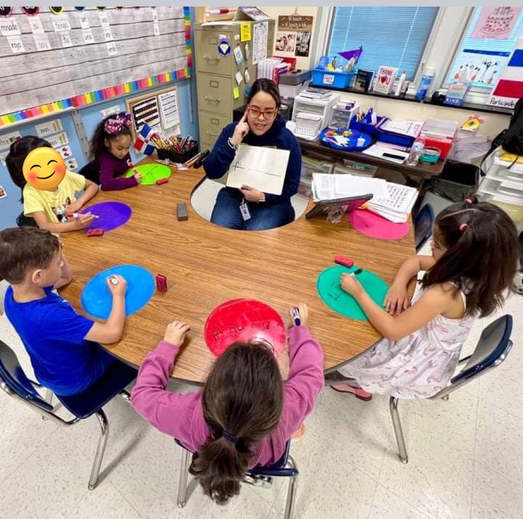 Small group lesson with my #southstars ! 🌟💙🍎 #dualimmersion #mgsd #unitingourworld #kindergarten #teacher #participatelearning