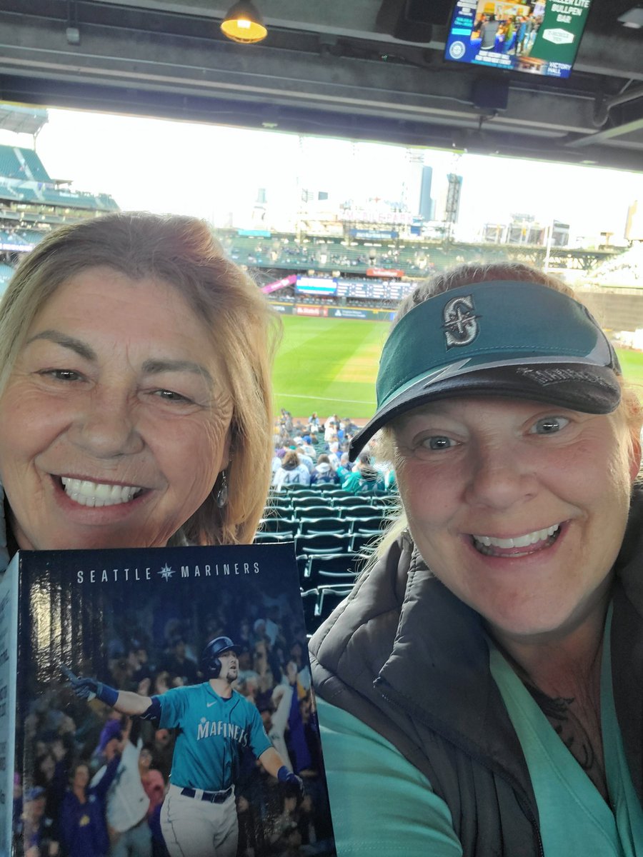 FanFedoras's tweet image. In line at 4:45 for The Clinch bobbleheads. Totally worth it! Go Mariners. #SeaUsRise #WHEREiROOT