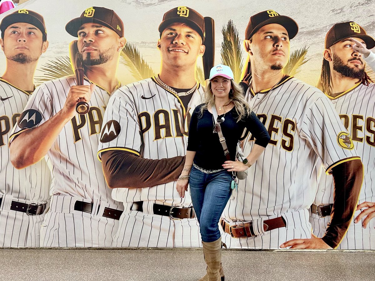TheTravelphile's tweet photo. So great to be back at @PetcoPark! Let’s go @Padres! @BallySportsSD 
#bringthegold
#heartofthefan 
#lfgsd https://t.co/phPLhOwdBO