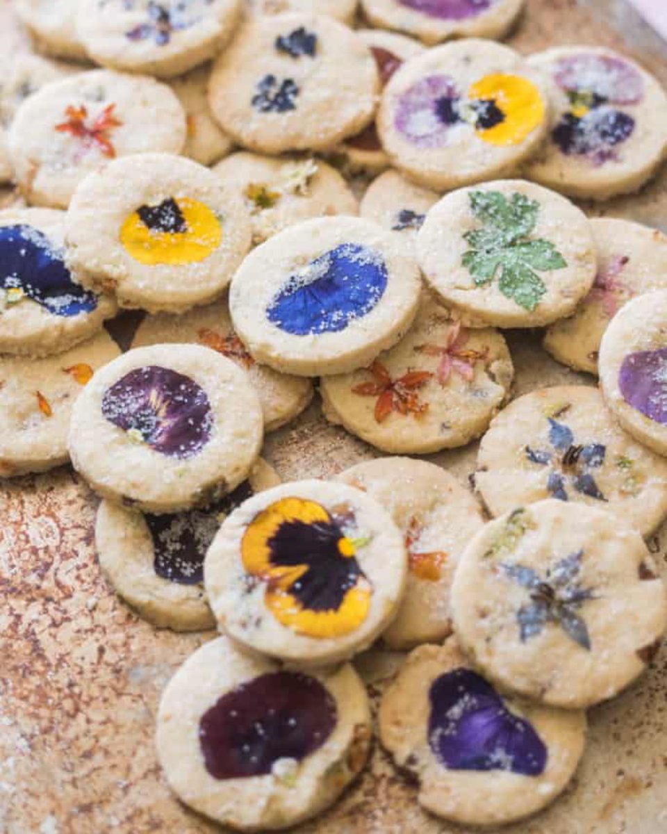 gfreefoodie's tweet image. Friday night plans? We're baking cookies - and you should get in on the fun. Here's how to make one of my favorites, Pistachio #ShortbreadCookies. Hot tip: Don't skip the flowers. Pretty food just tastes better.

Get the recipe: gfreefoodie.com/edible-flower-…
#glutenfreecookies