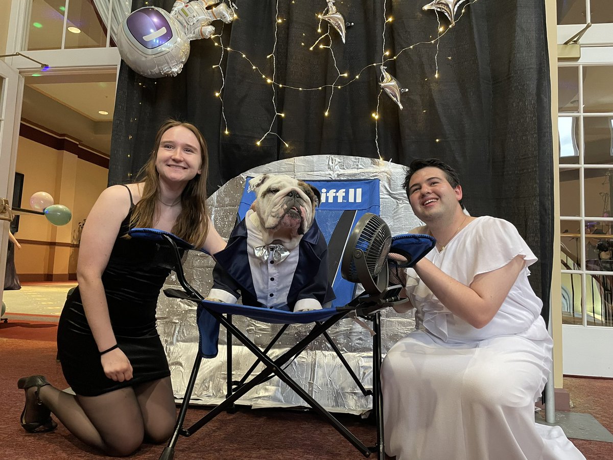 DrakeUGriff's tweet photo. I never pass up an opportunity to wear my tuxedo. Tonight was the @DrakeDuin Ball! And I had an absolute - you guessed it - BALL! @DrakeUniversity https://t.co/co0lHvdmmo