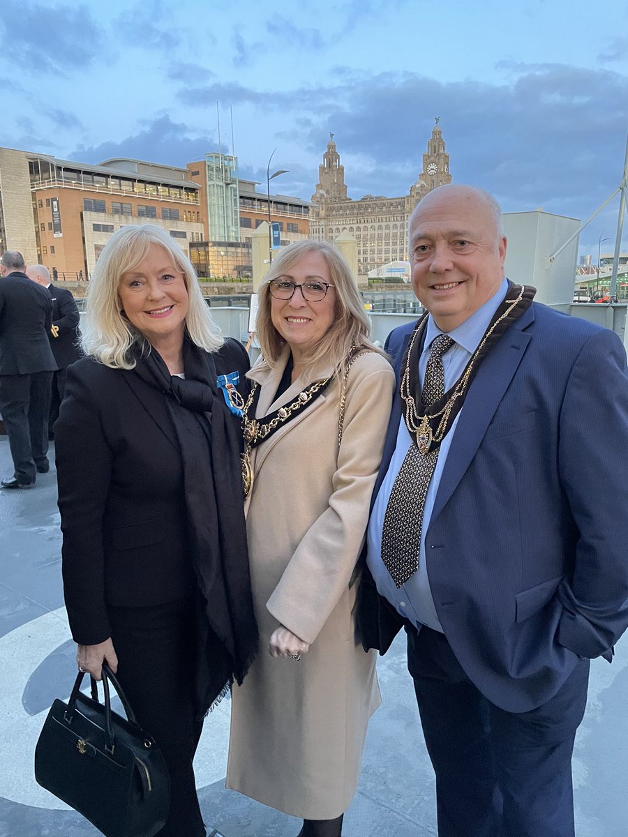 HS_Merseyside's tweet photo. Thank you @hms_mersey a terrific opportunity to visit during your stay in #Liverpool @RoyalNavy Captain Mitchell @StHelensMayor @CllrJeffGreen #onthebridge @SimoneRoche #FreedomoftheBorough #Sefton https://t.co/AfKksPHQFT