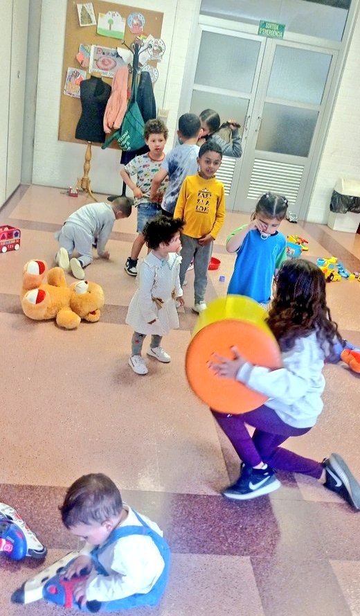 EsplaiDiana's tweet photo. Grup de #pekes avui psicomotricidad i dilluns biblioteca 📚🎯 https://t.co/gFoFNxpjnE