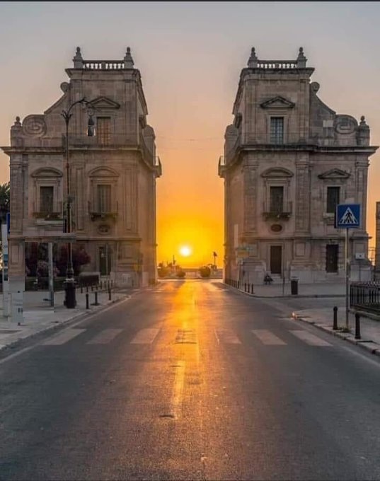 Serena notte per voi cari follower, grazie per il vostro affetto... domani al sorgere del sole da Porta Felice a Palermo... saremo tutti illuminati e riscaldati da questo creato...Buon tutto Amiche e Amici ... "domani un'altro giorno si vedrà" ! 👍 🤗 🛌