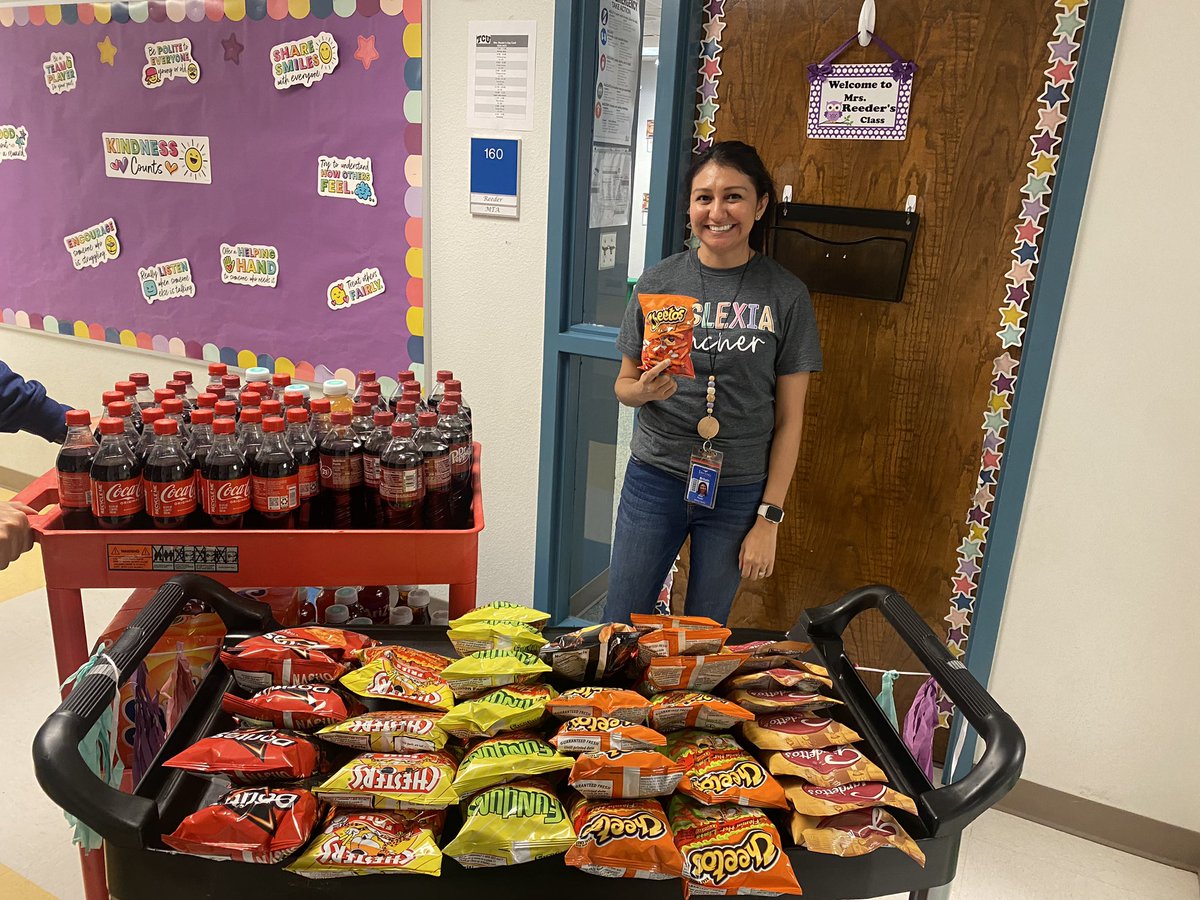 mscastillo105's tweet photo. #CLA delivering treats on this fun Friday! 🫶🏼✨🫶🏼 @BritainElem @SEL_Champions #MustangPride https://t.co/V2pnpaz04B