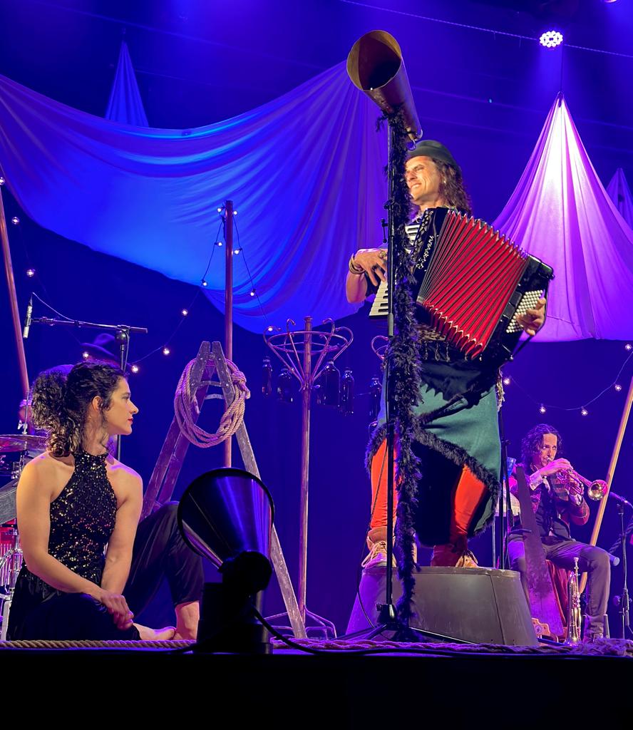 Vigo_cultura's tweet photo. 🎪 Para celebrar o Día Mundial do Circo, hoxe veu esta fantástica 🆕 Estrea en Galicia:
🎭 CREATURA, de 🤹‍ @lapsoprod e Malabart.

🎉 Agardámosvos con máis celebración o domingo #Vigoculturetas:
🎟️ https://t.co/btmyrXIrha

📍 Recomendada por @LaRed_deTeatros 
✌️#Vigoculturízate https://t.co/wXdi0vBiqt