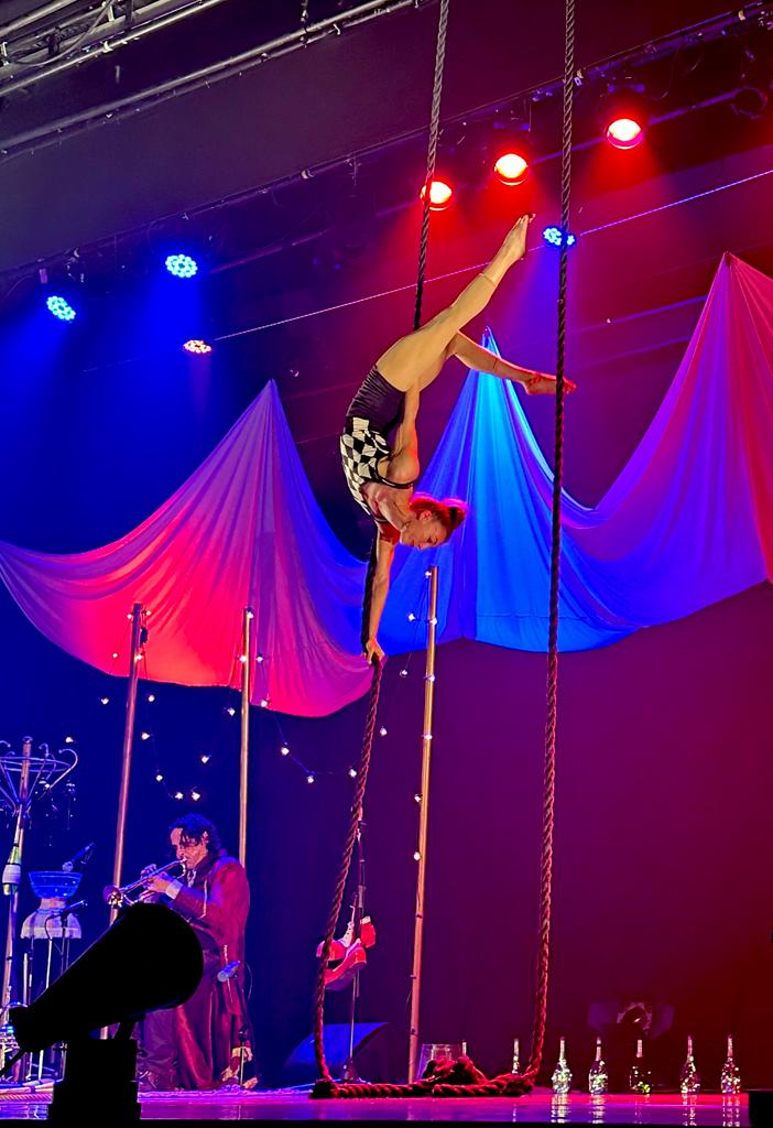 Vigo_cultura's tweet photo. 🎪 Para celebrar o Día Mundial do Circo, hoxe veu esta fantástica 🆕 Estrea en Galicia:
🎭 CREATURA, de 🤹‍ @lapsoprod e Malabart.

🎉 Agardámosvos con máis celebración o domingo #Vigoculturetas:
🎟️ https://t.co/btmyrXIrha

📍 Recomendada por @LaRed_deTeatros 
✌️#Vigoculturízate https://t.co/wXdi0vBiqt