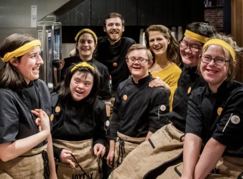 En France : les Cafés Joyeux embauchent en CDI des personnes porteuses d'autisme et de trisomie 21 limportant.fr/infos-le-choix… <a href="/orange/">Orange</a> #partenaire