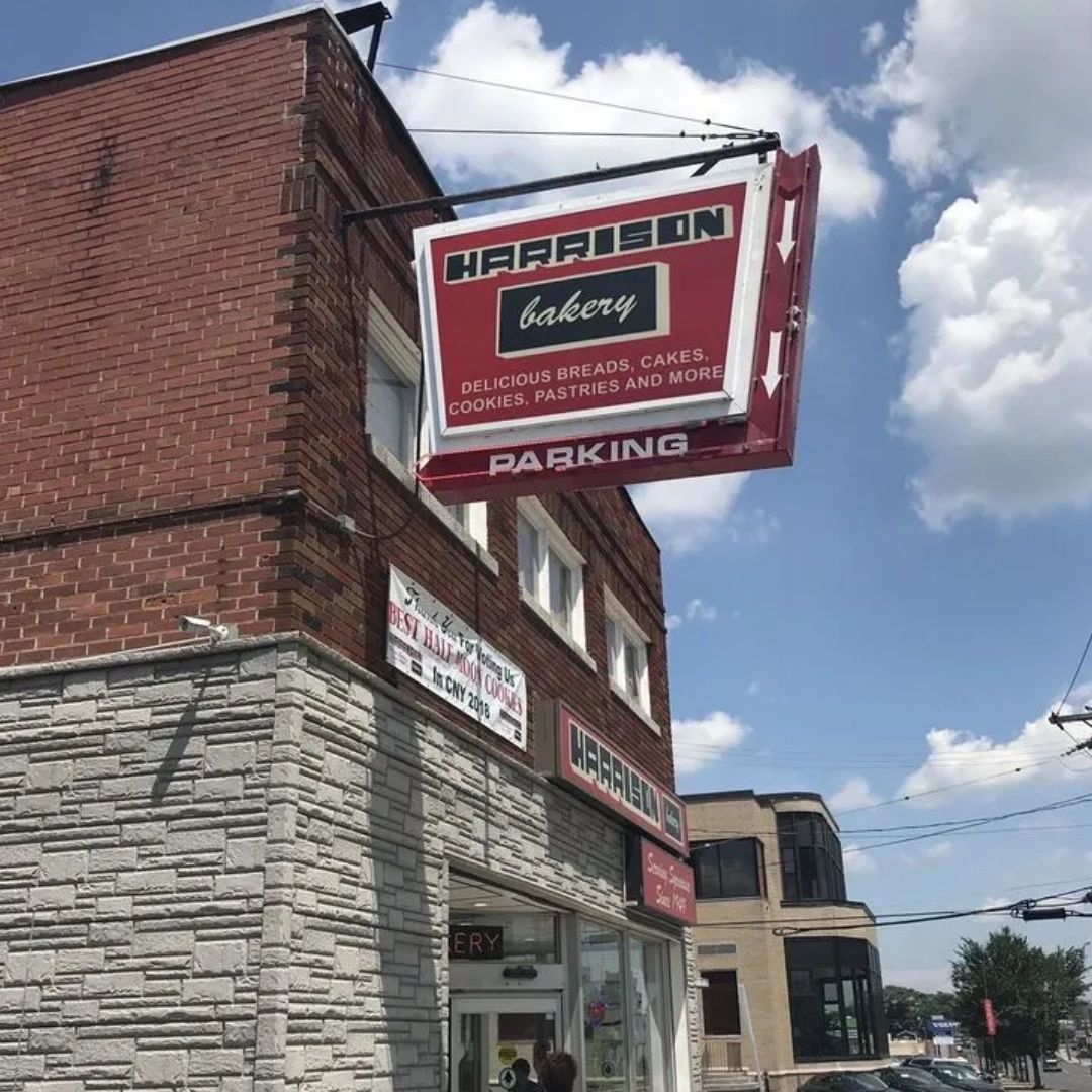 HarrisonBakery's tweet photo. When you see our sign, you know you're in for a sweet time. 😉 #HarrisonBakery https://t.co/eXxz0fl2XI