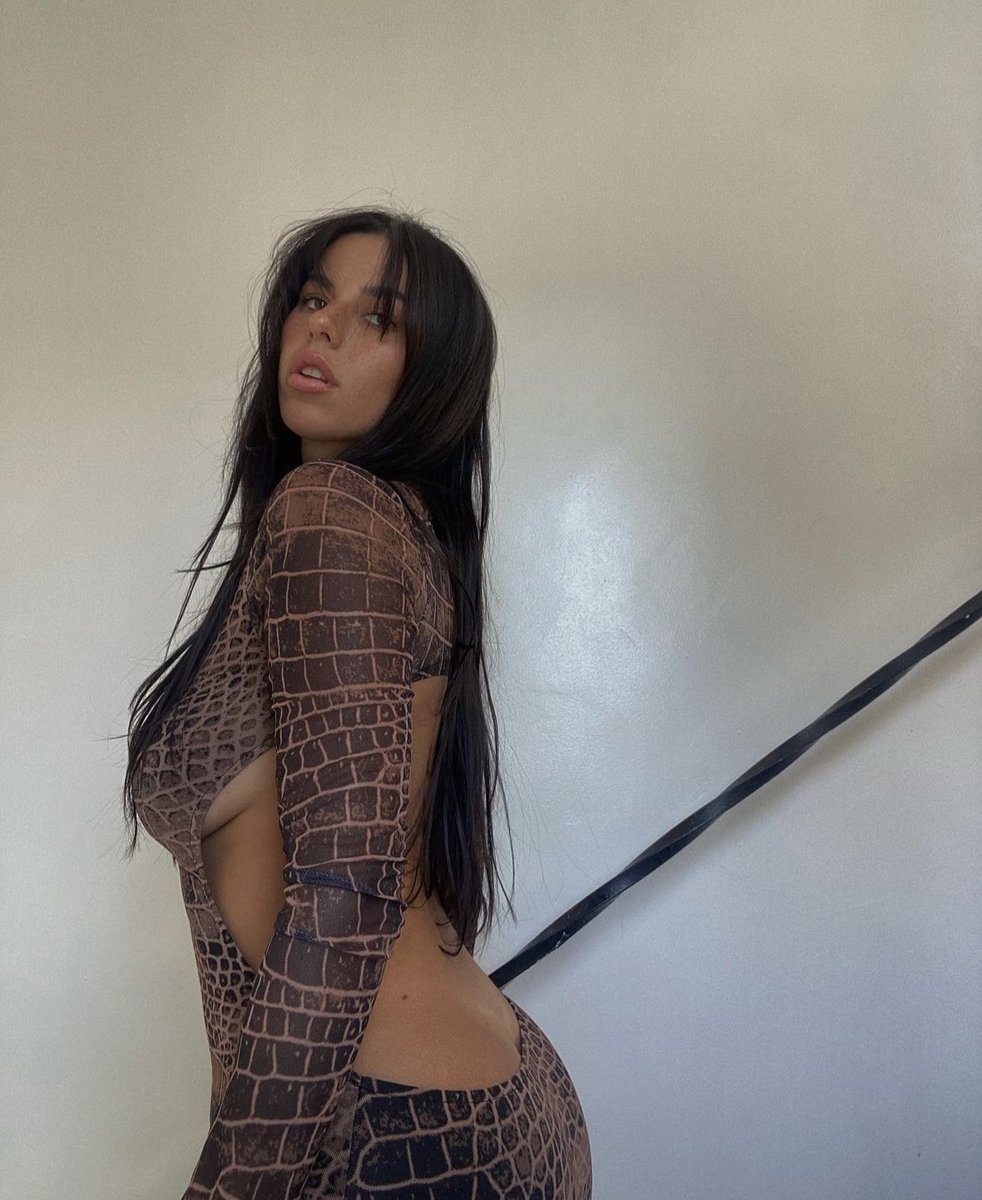 cansancio siento en mi corazón
tu pelo lacio en mi cabeza cuando prendo un blunt, grisáceo son los días cuando no te veo, me doy dos palos y te pienso en medio del teteo