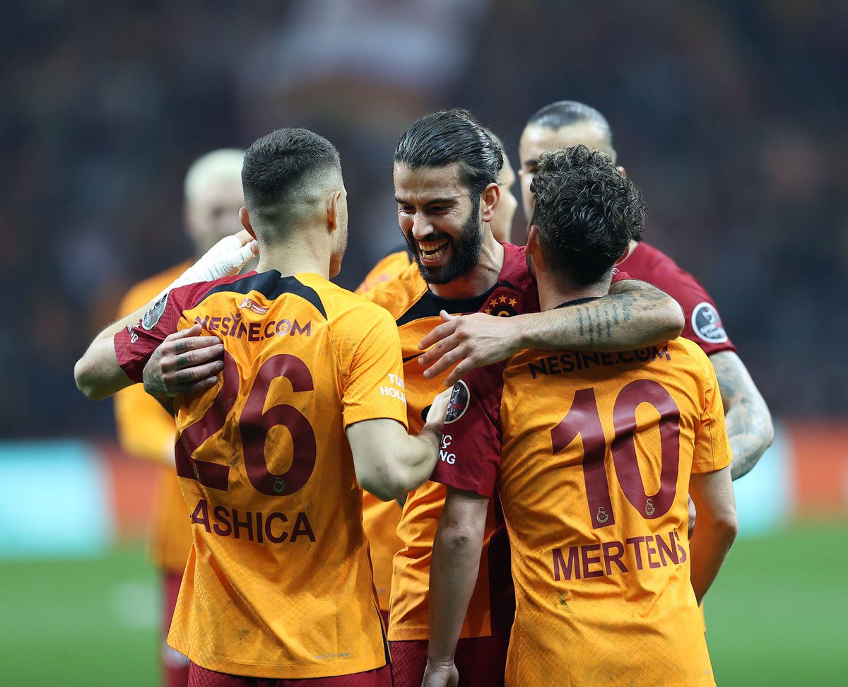 GalatasaraySK's tweet photo. 𝐁𝐢𝐳𝐢𝐦 𝐓𝐀𝐊𝐈𝐌! 🤜🤛 https://t.co/zZkKOmGAJ6