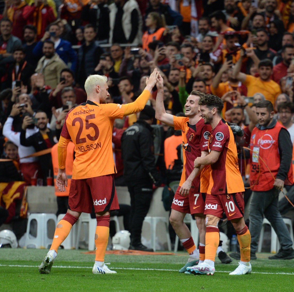 GalatasaraySK's tweet photo. 𝐁𝐢𝐳𝐢𝐦 𝐓𝐀𝐊𝐈𝐌! 🤜🤛 https://t.co/zZkKOmGAJ6