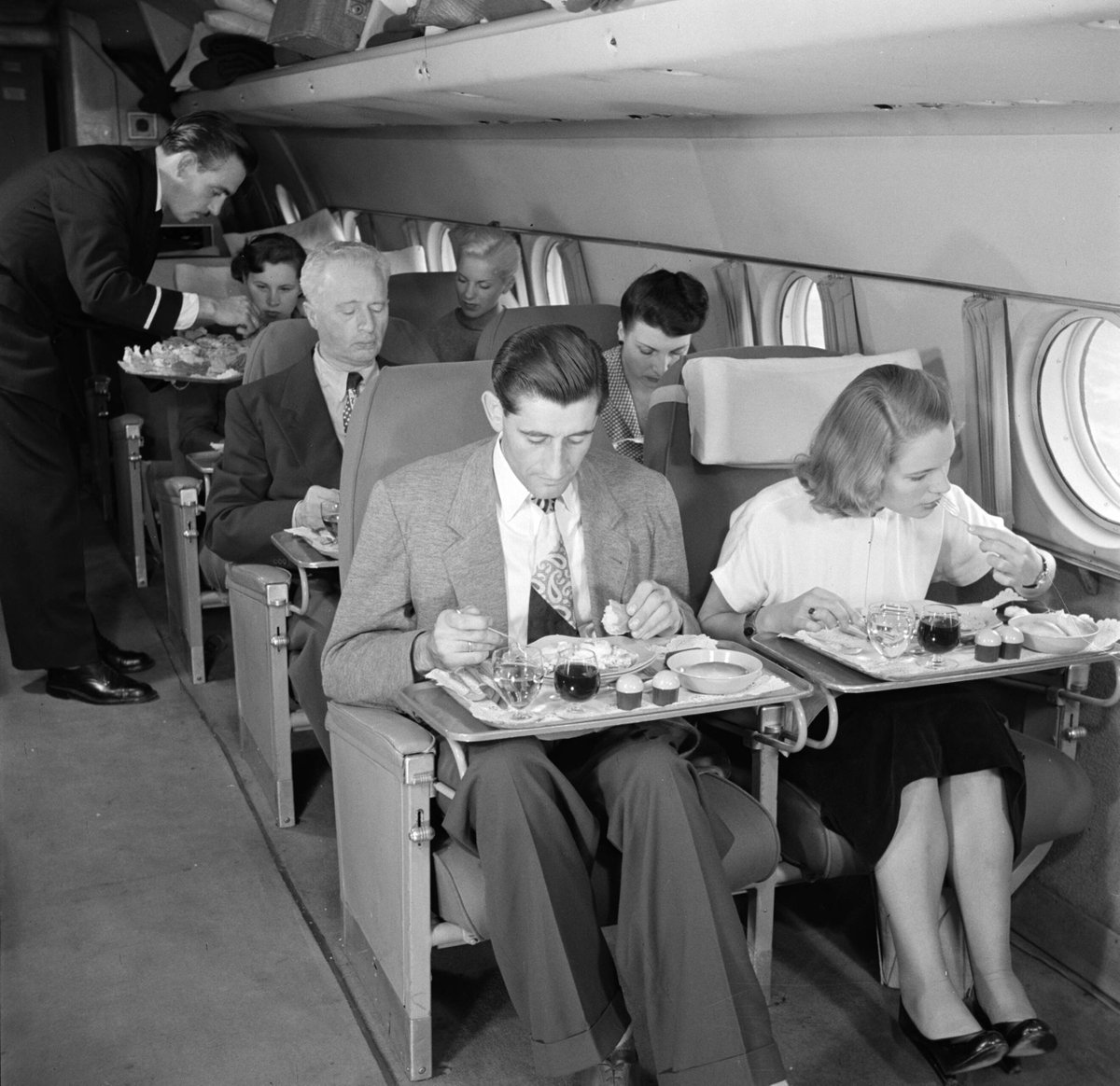 AmsterdamKunst's tweet photo. Passagiers aan de maaltijd. Fotograaf: Willem van de Poll (Amsterdam, 13 april 1895 โ aldaar, 10 december 1970). #Indelucht 1950. ยฉ Nationaal Archief / Fotocollectie Van de Poll https://t.co/FSaZb2kQay