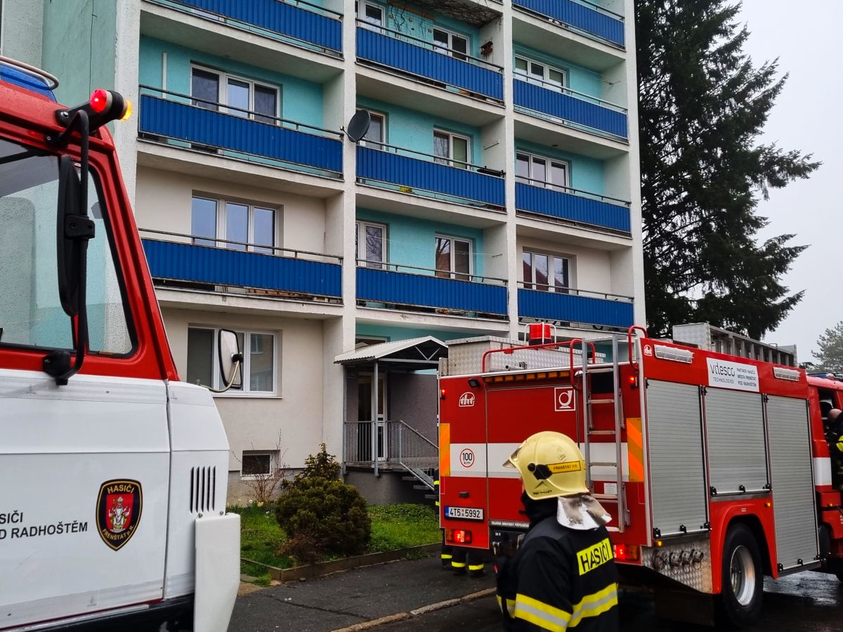 hasicifrenstat's tweet photo. Dvě jednotky dnes zasahovaly u hlášeného požáru výškové budovy ve Frenštátě pod Radhoštěm. Pravděpodobně se jednalo o požár plastového objektu ve společných prostorách, který se ale již naštěstí nestačil rozšířit. #hasicifrenstat https://t.co/cRroWwbsQz https://t.co/GdWHOW4q9k